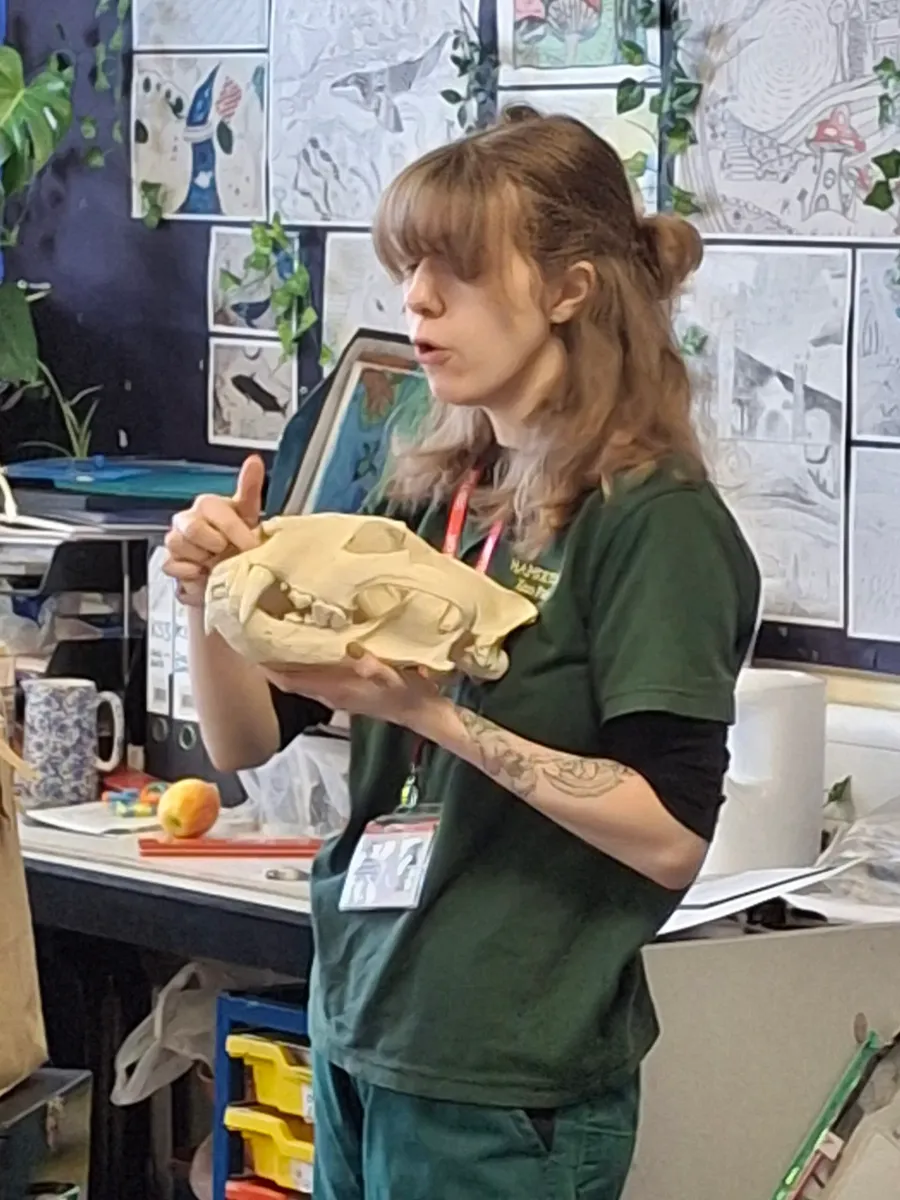 Zookeeper captivates art students